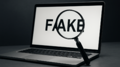 Фасбендер признал: отличить правду от лжи в интернете становится всё сложнее